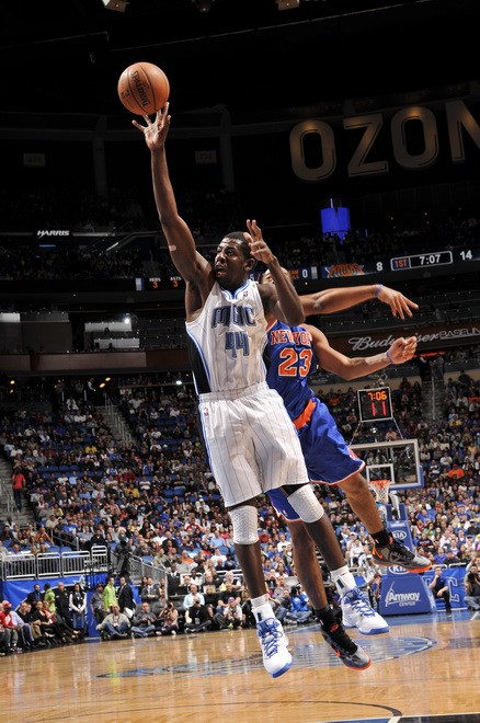  布朗森替补建功尼克斯爆冷击败篮网  