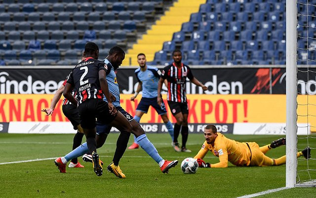  勒沃库森锋线多点开花大胜登顶积分榜  